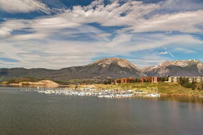 Marina - Burgundy Retreat- Beautiful Forest Mountain Getaway! (Silverthorne)
