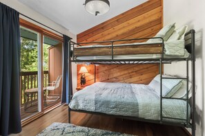 3 bedrooms, Internet, bed sheets - Burgundy Retreat- Beautiful Forest Mountain Getaway! (Silverthorne)