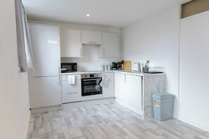 Apartment | Private kitchen | Fridge, microwave, oven, stovetop - 2 Bedrooms-4 Guests-babycot-wifi-freeparking (London)