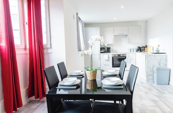 Apartment | Dining - 2 Bedrooms-4 Guests-babycot-wifi-freeparking (London)