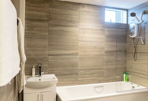 Apartment | Bathroom | Separate bathtub and shower, deep-soaking bathtub, towels - 2 Bedrooms-4 Guests-babycot-wifi-freeparking (London)