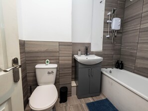A compact bathroom with a toilet, sink, and bathtub. - 1 Bed-4guests-sofabed-wifi-closetocity-parking (London)