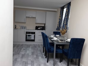 Apartment | Private kitchen | Fridge, microwave, oven, stovetop - 1 Bed-4guests-sofabed-wifi-closetocity-parking (London)