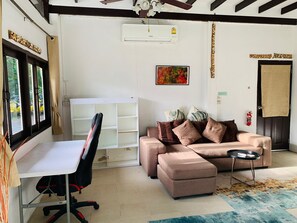 Suite familiar, varias camas | Área de sala de estar | Juguetes 