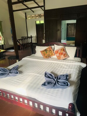 Estudio, vista al mar | Decoración personalizada, muebles diferentes y wifi gratis 