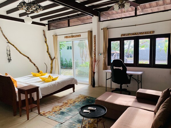 Suite familiar, varias camas | Área de sala de estar | Juguetes 