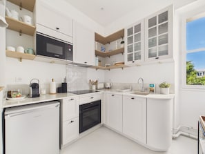 Cafetera y tetera, refrigerador, microondas y horno 