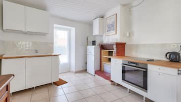 Een koelkast, een microgolfoven, een oven