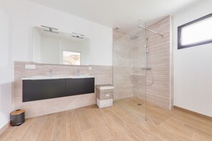 Een douche, een haardroger