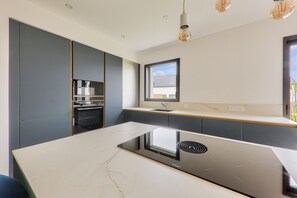 冷蔵庫、電子レンジ、オーブン、食器洗い機