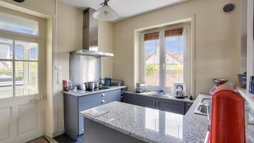 Een koelkast, een microgolfoven, een oven, een vaatwasser