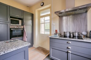 Kühlschrank, Mikrowelle, Ofen, Geschirrspüler