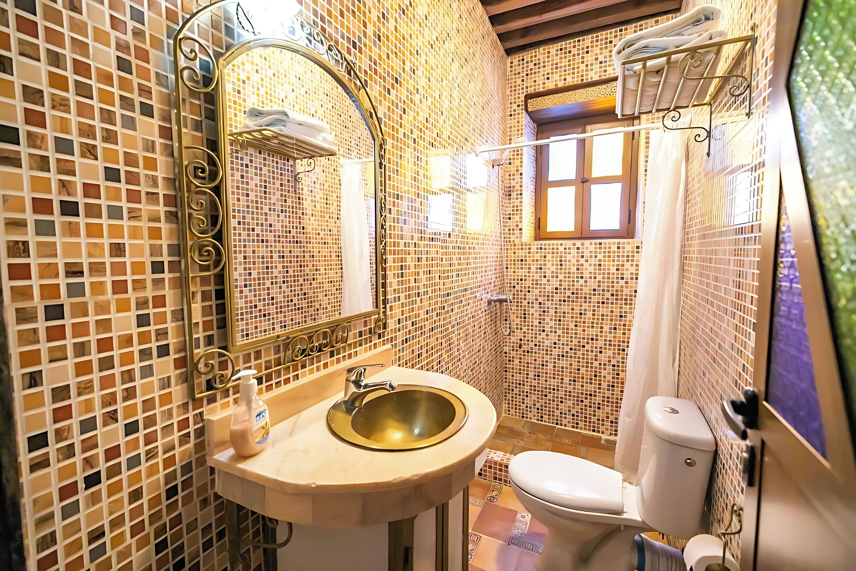 Hydromassage showerhead, hair dryer, bathrobes, slippers
