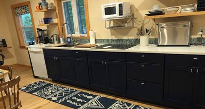 Cozy guest house with beach rights on quiet Highland Lake