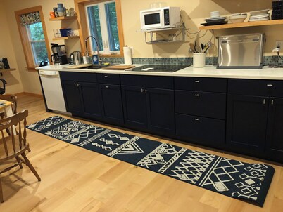 Cozy guest house with beach rights on quiet Highland Lake