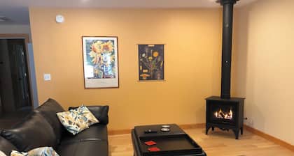 Cozy guest house with beach rights on quiet Highland Lake