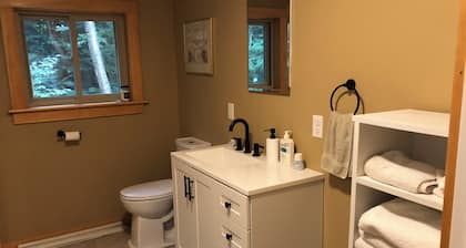 Cozy guest house with beach rights on quiet Highland Lake