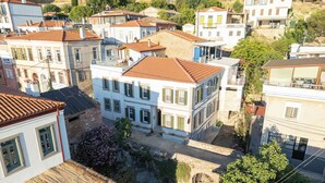 A residential area with multiple two-story houses, some with balconies and others with flat roofs. - Lina Guest House (Ayvalik)