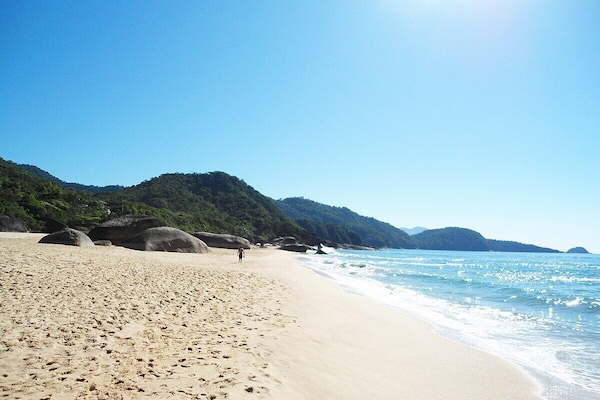 Na praia, areia branca