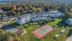 A large, multi-story hotel with a tennis court and a swimming pool. - Updated Condo at The Lookout in Ogunquit (Ogunquit)