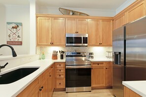 Condo, 2 quartos | Cozinha privada | Geladeira, fogão, cafeteira/chaleira, torradeira