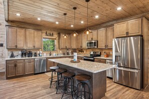 Kunyhó, 5 hálószobával | Privát konyha | Hűtőszekrény, sütő, kávé-/teafőző és kenyérpirító