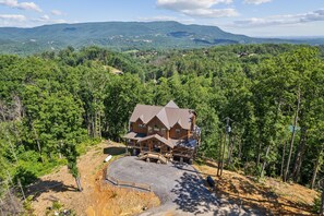 Exterior - Moonshine Mountain Lodge 5 Bedroom Cabin by RedAwning (Sevierville)