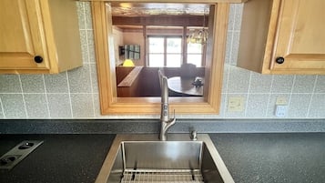 Refrigerador, horno, cafetera/tetera, tostadora