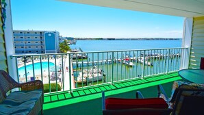 Un balcone con vista su un porto turistico e una piscina.