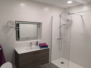 Dusj, hårføner, håndklær og såpe