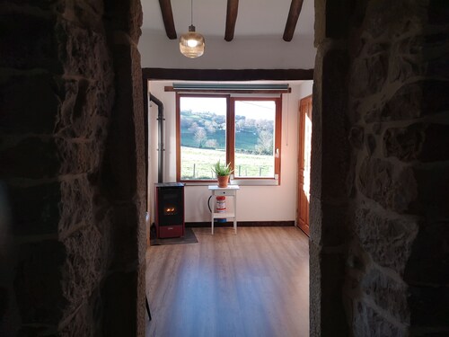 Rustic, spacious apartment in the Valles Pasiegos, with sheep and hens