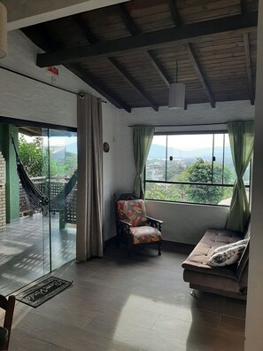 Deluxe Bungalow | Living area | 32-inch TV with digital channels - Pousada Vale Verde Bungalows - Rosa (Imbituba)