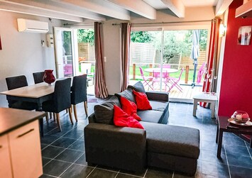 Séjour, vue terrasse - Gîte Rouge Cerise