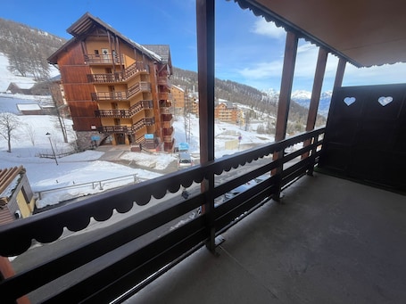 施設の敷地. Ski in, ski out apartment.