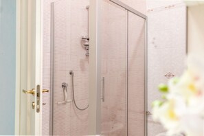 Dusche, Haartrockner, Bidet, Handtücher