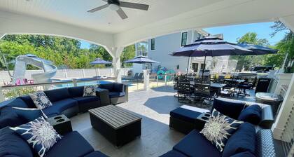 6,000 Sq.ft. 18 Guests, 7-Bed, 6-Bath, Pool, Spa, Outdoor Kitchen, Garden, WIFI.
