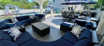 6,000 Sq.ft. 18 Guests, 7-Bed, 6-Bath, Pool, Spa, Outdoor Kitchen, Garden, WIFI.