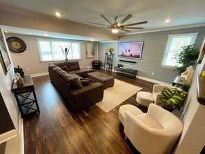 Smart-tv, een dvd-speler, een filmbibliotheek en een stereo