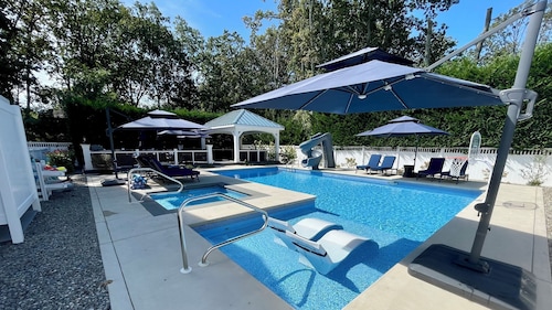 6,000 Sq.ft. 18 Guests, 7-Bed, 6-Bath, Pool, Spa, Outdoor Kitchen, Garden, WIFI.