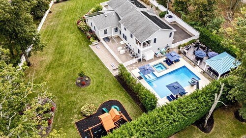 6,000 Sq.ft. 18 Guests, 7-Bed, 6-Bath, Pool, Spa, Outdoor Kitchen, Garden, WIFI.