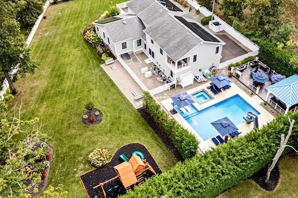 Vacations & Wedding Parties through the year. Sleep so 18 in 7 Beds & 5 Bath.