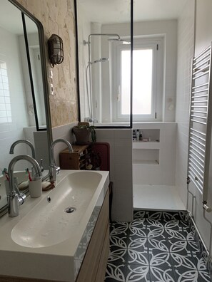 Dusche, Haartrockner, Handtücher, Seife