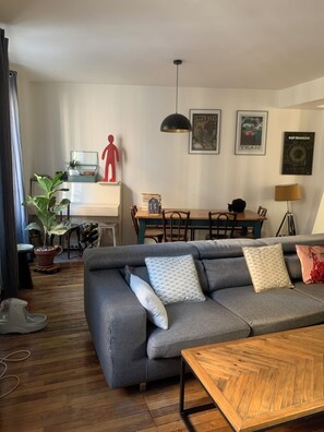 Fernseher, DVD-Player, Bücher, Videothek