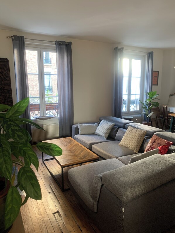 Fernseher, DVD-Player, Bücher, Videothek