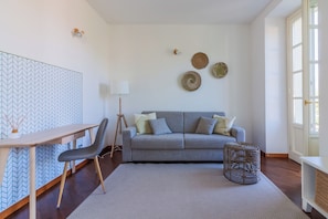 Appartement, balcon, vue sur le lac | Aire de séjour | Téléviseur de 35 po avec télévision numérique