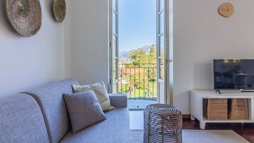 Căn hộ, ban công, quang cảnh hồ | Khu phòng khách | TV 35-inch có truyền hình kỹ thuật số