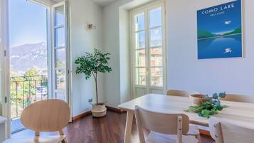 Căn hộ, ban công, quang cảnh hồ | Phòng khách | TV 35-inch có truyền hình kỹ thuật số