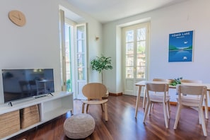 Appartement, balcon, vue lac | Coin séjour | Télévision de 35 pouces avec chaînes numériques