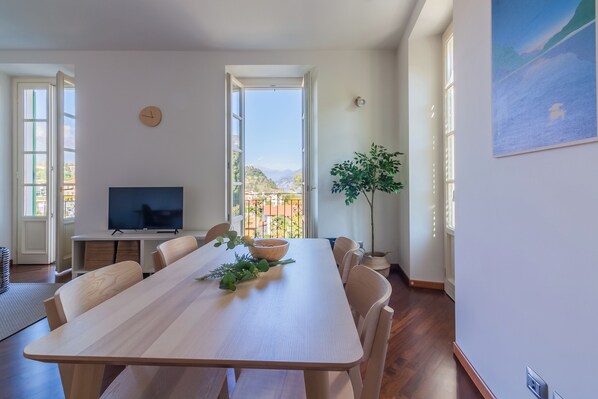 Appartement, balcon, vue sur le lac | Aire de séjour | Téléviseur de 35 po avec télévision numérique