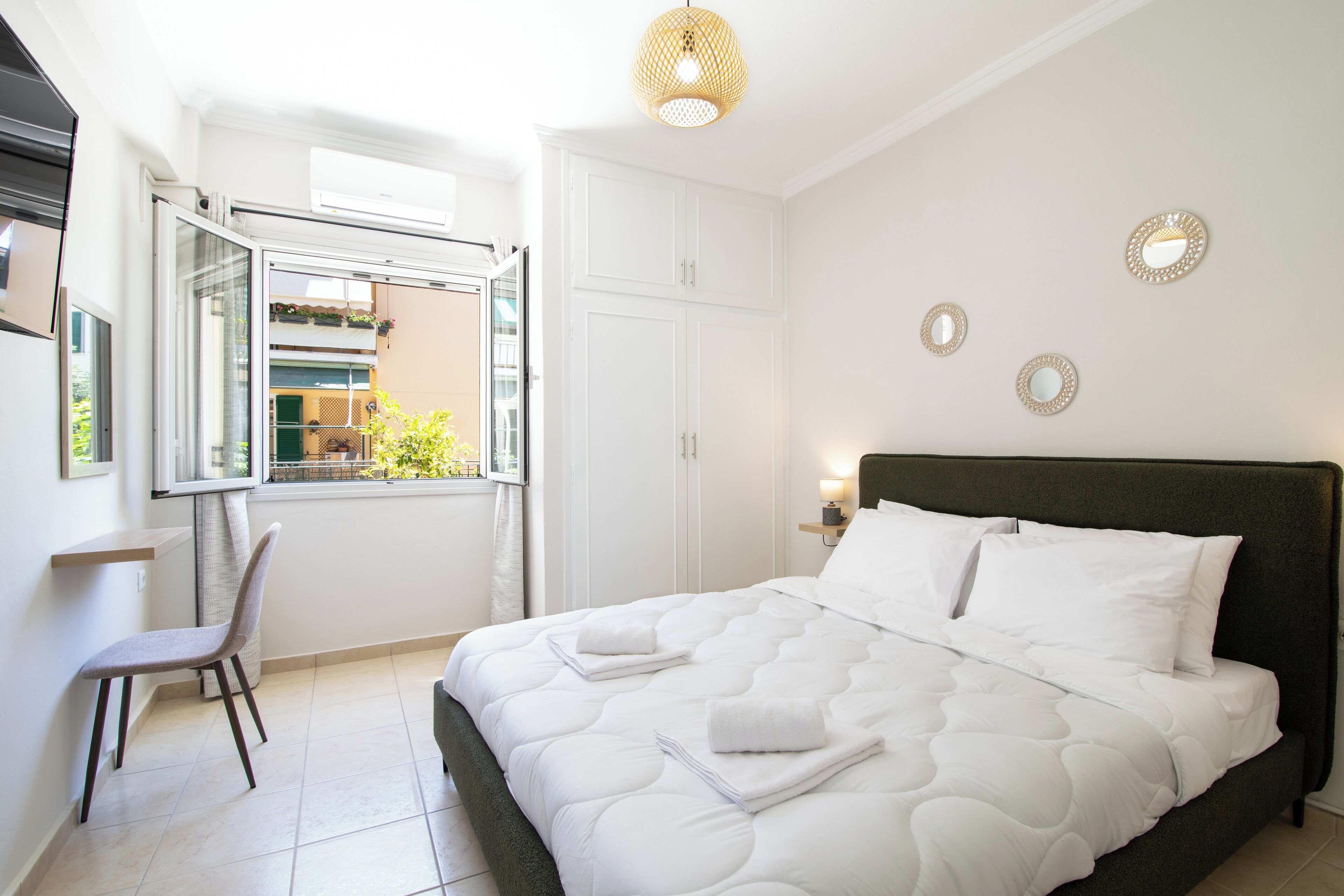 Une chambre à coucher avec un lit, une chaise, une fenêtre et une armoire.